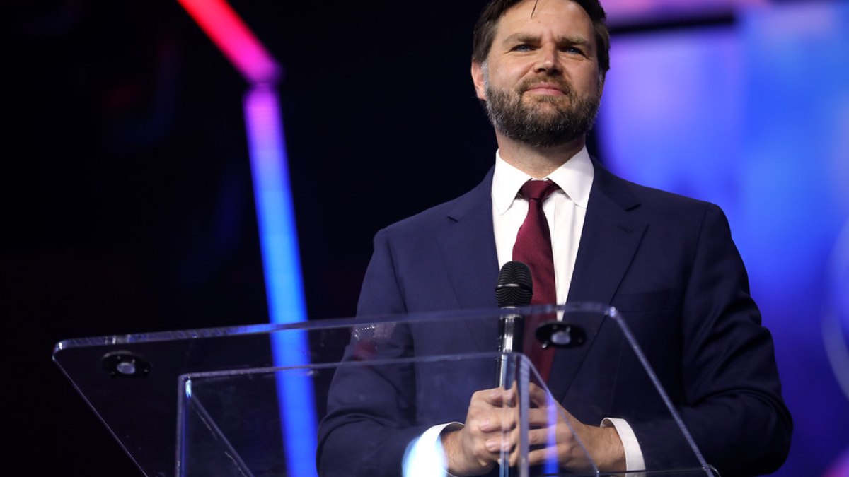 Uma foto de JD Vance vestido como drag queen viralizou durante a última semana. De roupas femininas e peruca loira, o candidato a vice-presidente de Donald Trump posa para a câmera