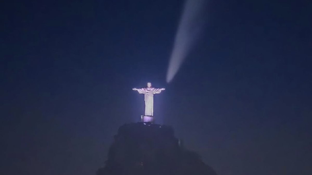 A passagem do cometo pelo Cristo Redentor