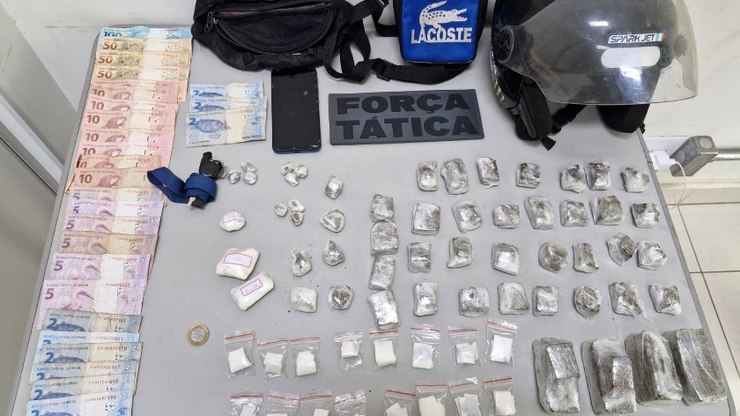 Força Tática prende homem com drogas e moto roubada no Parque Gramado