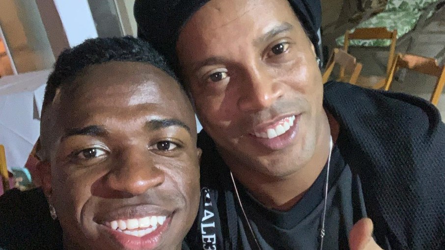 Vinícius Júnior e Ronaldinho podem ser processados por promover empresa suspeita de pirâmide