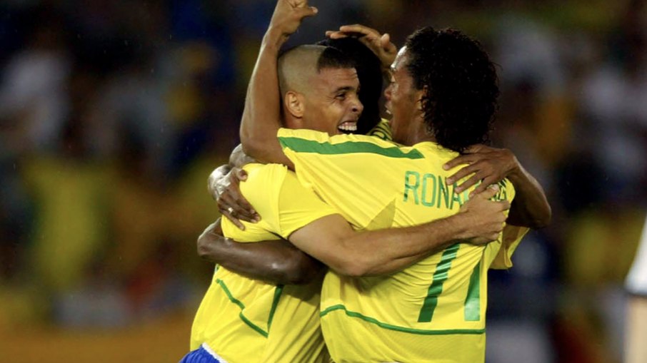Ronaldo comemora com Ronaldinho Gaúcho na Copa do Mundo de 2002