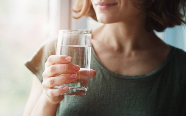 Algumas dicas simples e práticas ajudam a criar o hábito de beber a quantidade recomendada de água diariamente Algumas dicas simples e práticas ajudam a criar o hábito de beber a quantidade recomendada de água diariamente
