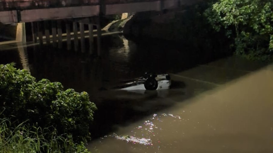 Carro cai em rio no Paraná e deixa 1 morto e mulher desaparecida