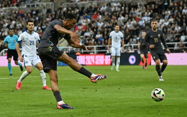 Trent Alexander-Arnold marca o sefundo gol da Inglaterra na vitória por 3 a 0 sobre a Bósnia em amistoso nesta segunda-feira, em St James' Park