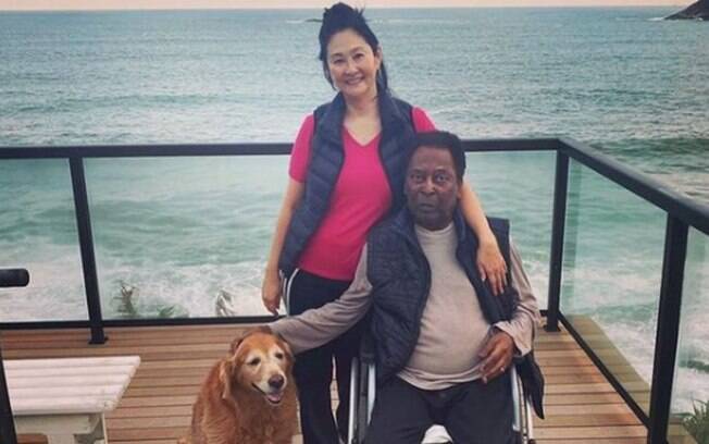 Após receber alta, Pelé posta foto ao lado da esposa e da cachorra: 'Sentir o amor delas é o melhor remédio'
