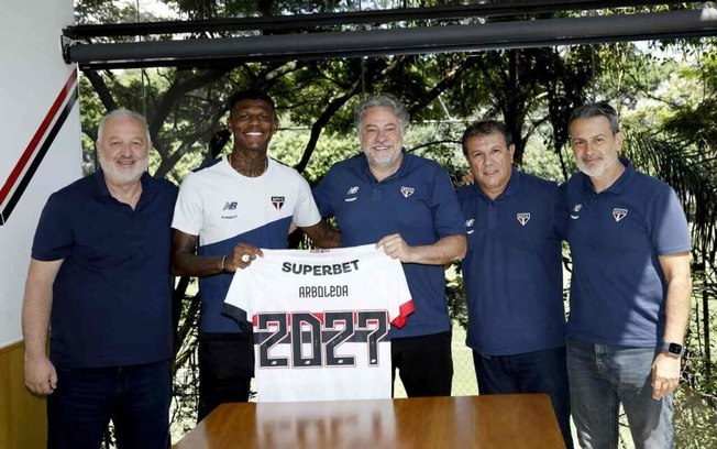 Arboleda festeja renovação com o Tricolor Paulista