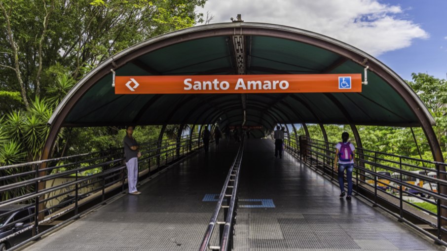 Entrada para a plataforma da estação de Santo Amaro, em São Paulo