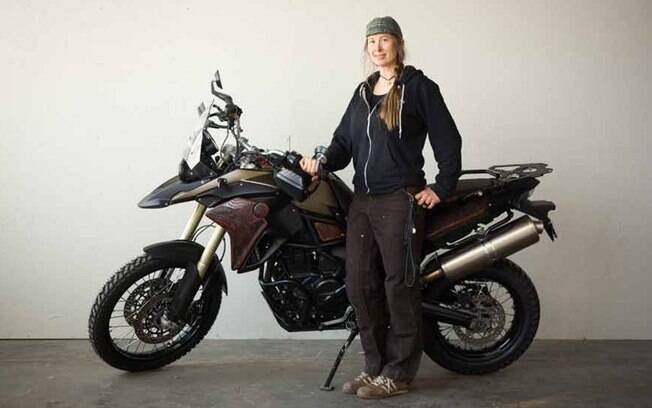 Customização em couro feito pela aventureira Casey Gunsche é exemplo do que os proprietários de motos podem fazer