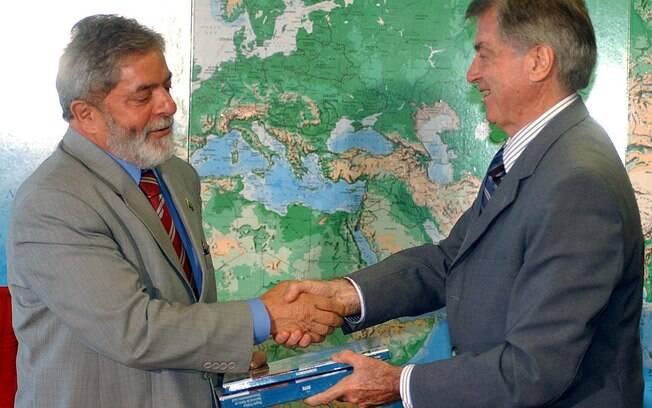 Em 2002, Lula transferiu a responsabilidade de dirigir o instituto para o empresário José Alberto de Camargo