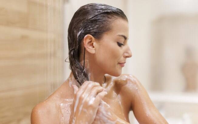 Lavar o cabelo corretamente pode ser essencial para ter cabelo volumoso, pois o condicionador pode deixar os fios oleosos