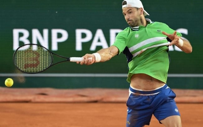 O búlgaro Grigor Dimitrov devolve para o polonês Hubert Hurkacz durante a partida das oitavas de final de Roland Garros na quadra Suzanne-Lenglen, em Paris, em 2 de junho de 2024.