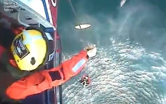 Momento do resgate de Matthew Bryce após 32 horas no mar