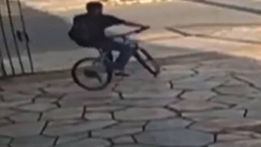 Homem faz sinal da cruz antes de roubar bicicleta