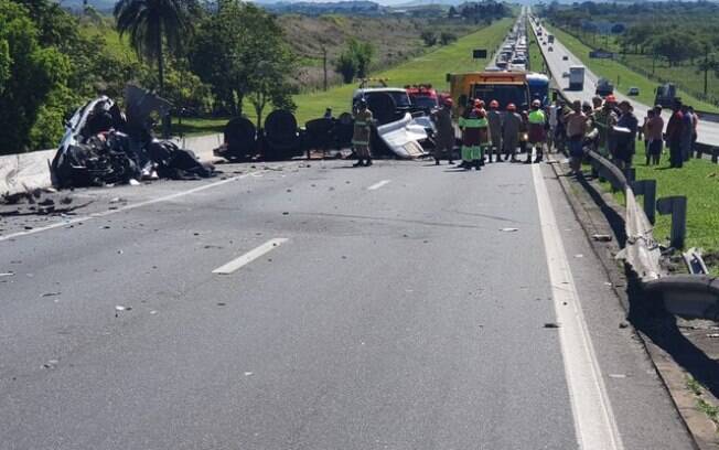 Os dois veículos ficaram totalmente destruídos com o impacto da batida