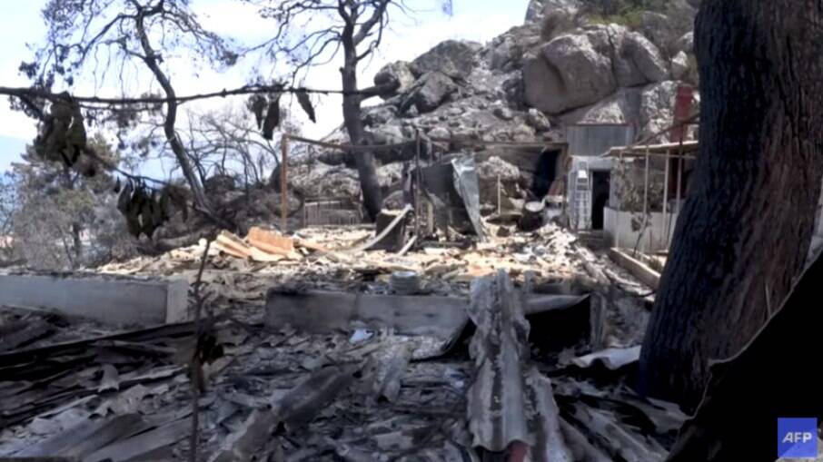 Casas ficaram destruídas pelo fogo na Grécia