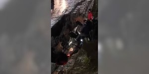 Cratera engole carro durante chuva forte na Grande São Paulo