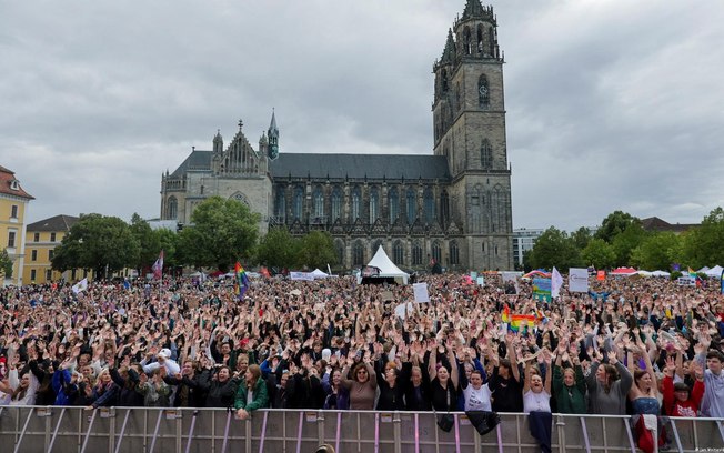 Participantes de manifestação pela democracia em Magdeburg, no leste alemão