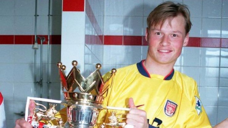 Quem é o goleiro ex-Arsenal que morreu após trem arrastar carro
