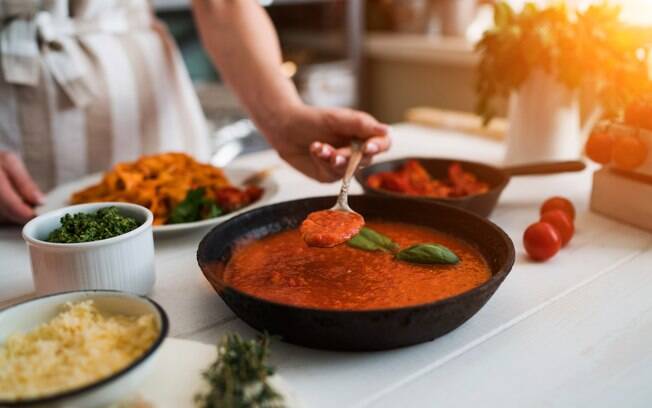 Molho de tomate caseiro tem preparo simples e pode ficar congelado por até três meses depois de pronto