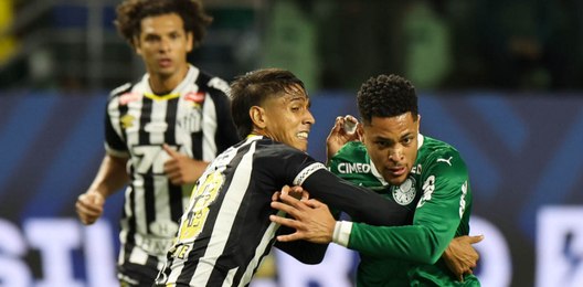 Com gol de Vitor Roque, Palmeiras domina o Santos e dispara na liderança