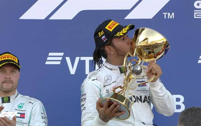 Hamilton comemora vitória no GP da Rússia de F1