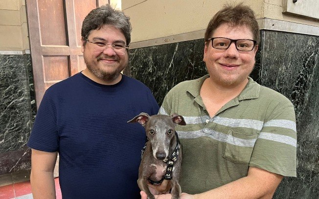Tássio Albuquerque Baix de Miranda, 31 anos, e o irmão Caio Albuquerque Baix de Miranda participam da celebração acompanhados do cachorro Gary, que também recebeu a benção na Igreja dos Capuchinhos