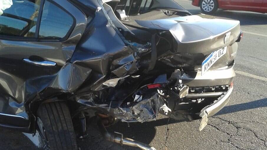 Motorista de BMW bate em carro, deixa idoso gravemente ferido e foge