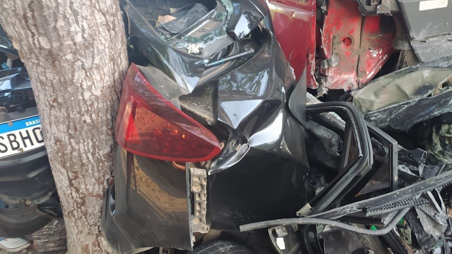 Carro e ônibus bateram em rodovia Carro e ônibus bateram em rodovia