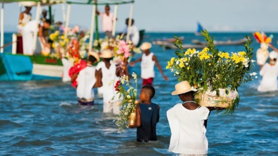 O réveillon combina festa, crença e rituais à beira-mar em várias cidades do país