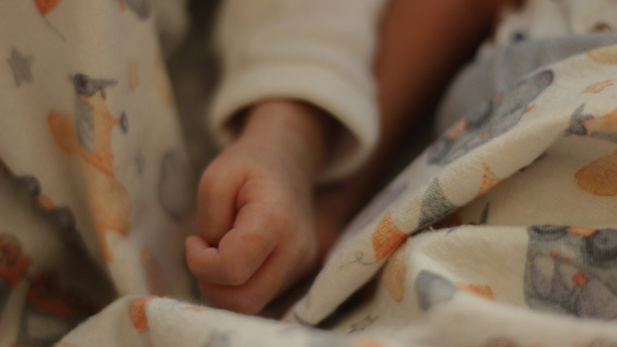Bebê Abandonado no Carnaval: Pais Presos Após Briga Chocante em Salvador!