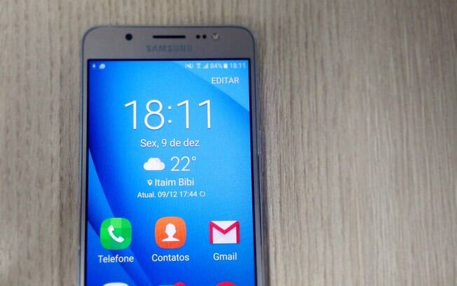 Galaxy J5 Metal é vendido em três cores – preto, branco e dourado – e conta com acabamento em alumínio ao redor da tela