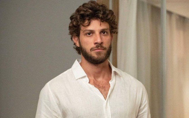 Após 'Mania de Você', Chay Suede assume novo papel no horário nobre da Globo