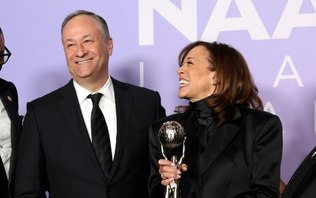 Trump demite esposo de Kamala Harris do conselho do Museu do Holocausto