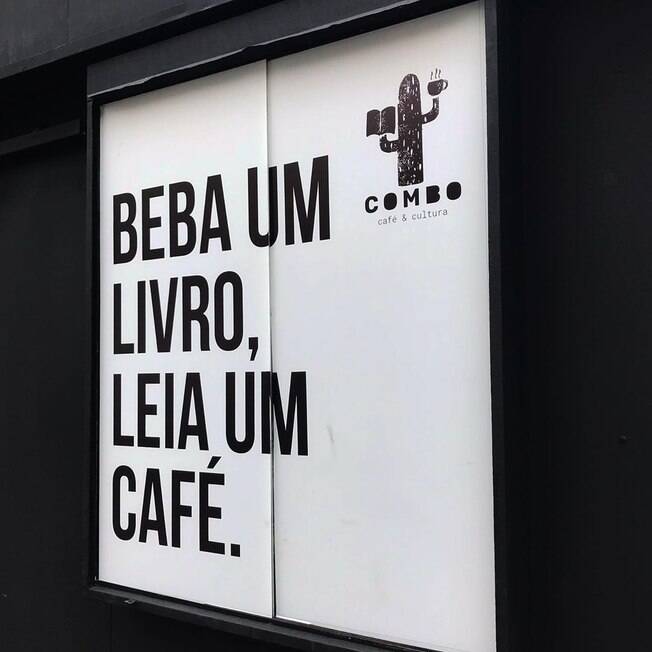 Lucas e Tiago transformaram uma banca de jornal em uma livraria de rua