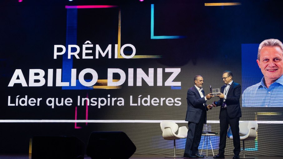 Gilberto Tomazoni recebe prêmio 