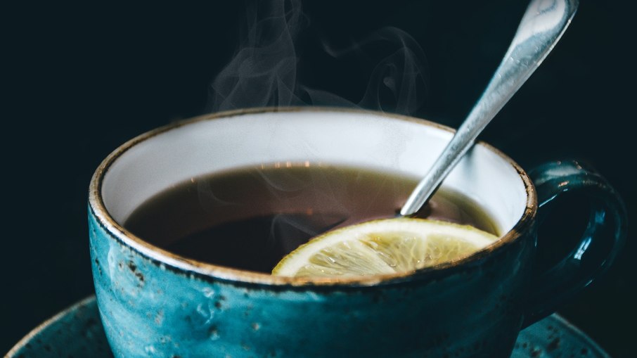 Bebida feita através da infusão de folhas traz benefícios para o cabelo, pele e corpo