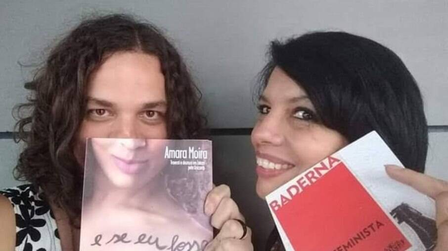 Amara Moira e Monique Prada com seus livros publicados