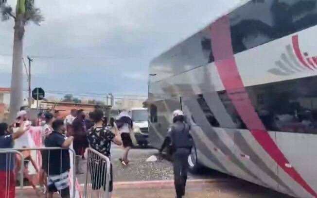 Sob protestos da torcida e pipoca, São Paulo chega ao estádio em Limeira