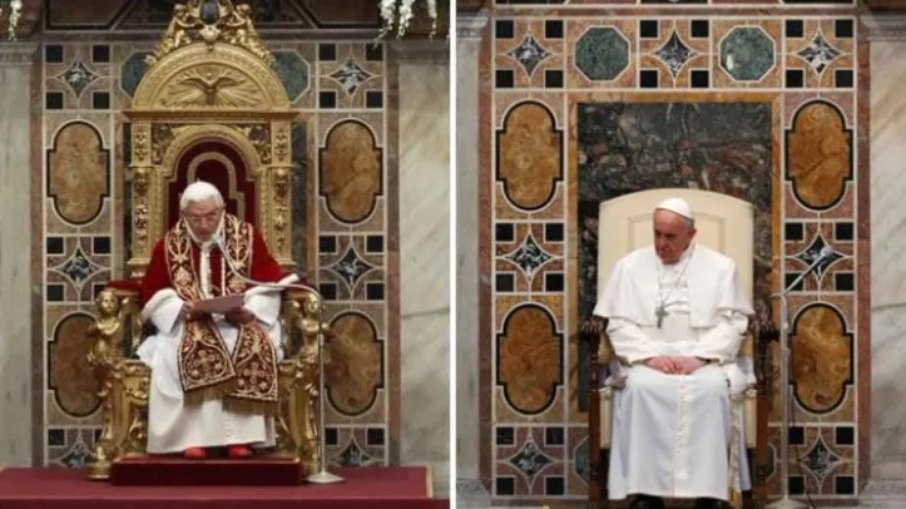 O Papa Bento, à esquerda, e o Papa Francisco