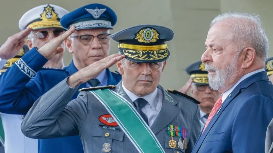 Os comandantes das Forças Armadas e o presidente Luiz Inácio Lula da Silva durante cerimônia comemorativa do Dia do Exército, no Quartel-General do Exército, em Brasília