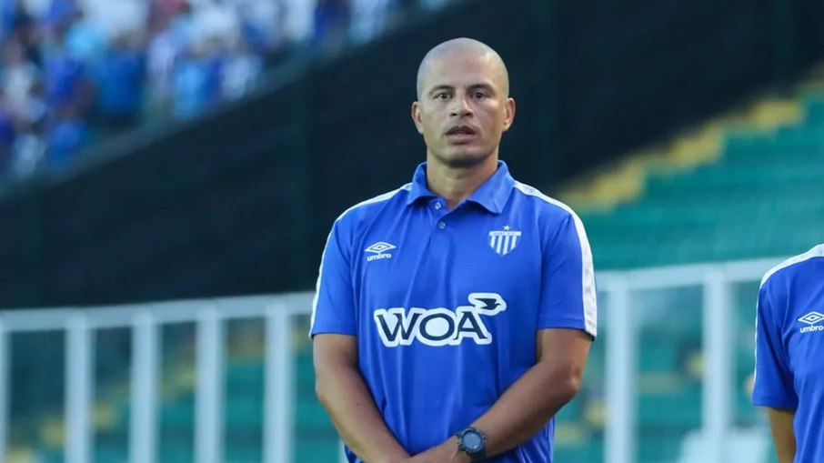 Alex comandou o Avaí na primeira oportunidade como profissional