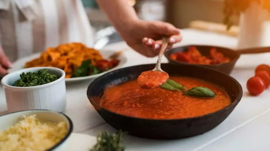 Como fazer molho de tomate caseiro? Aprenda de uma vez