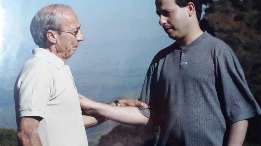 Ivo Simon (à esquerda) e Marco Antônio (à direita), gêmeo de Marco Aurélio na serra, local em que o escoteiro desapareceu Ivo Simon (à esquerda) e Marco Antônio (à direita), gêmeo de Marco Aurélio na serra, local em que o escoteiro desapareceu
