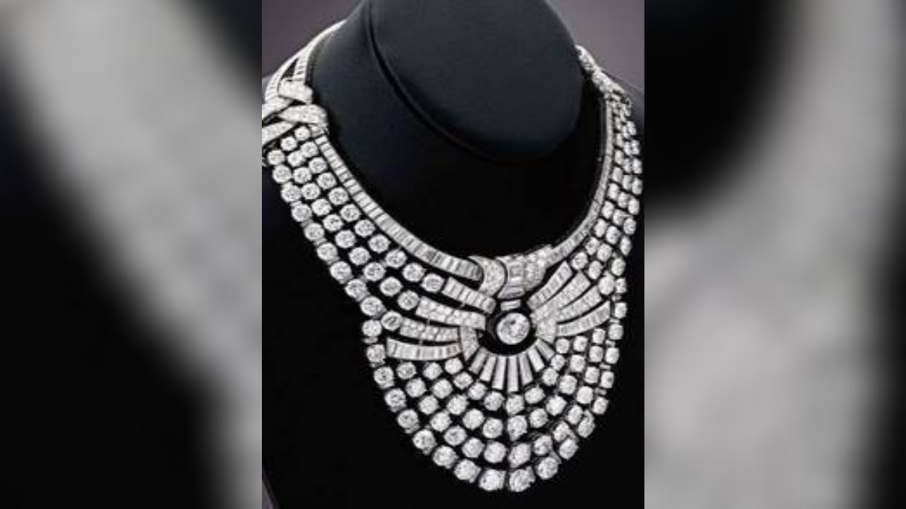 Colar com 673 diamantes pertenceu à rainha Nazli do Egito Colar com 673 diamantes pertenceu à rainha Nazli do Egito