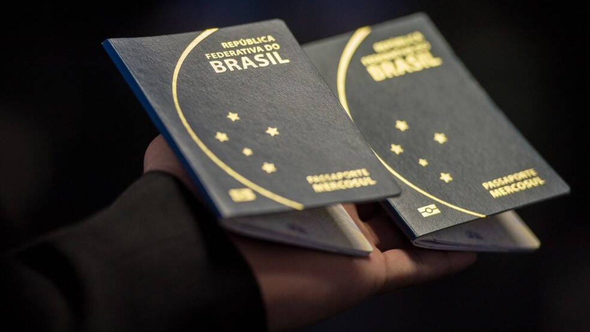 O asilo político é uma forma de proteção concedida a pessoas perseguidas em seu país de origem O asilo político é uma forma de proteção concedida a pessoas perseguidas em seu país de origem