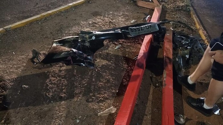Motorista causa acidente, foge, mas deixa placa do carro no local