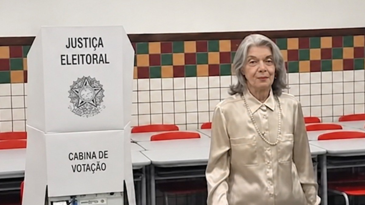 Cármen Lúcia vota e é abordada por eleitores