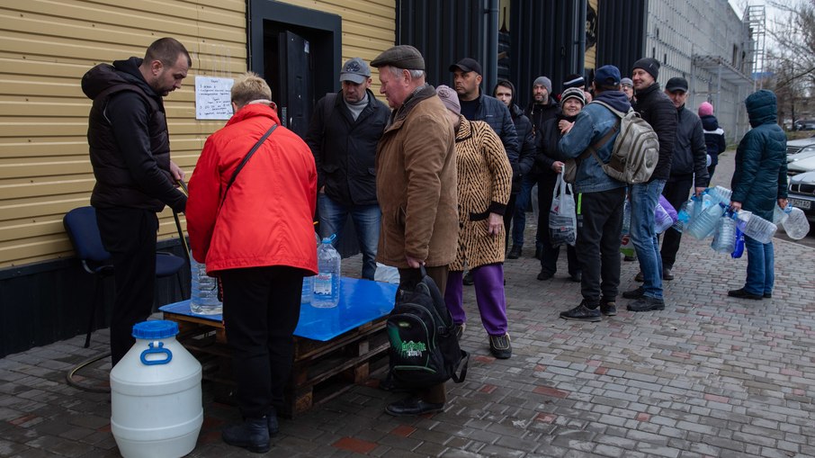 Pessoas na fila para obter água do poço em Kherson, na Ucrânia