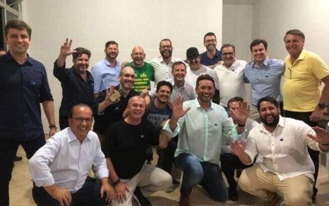 Sem máscaras, Bolsonaro, Luciano Hang, Ratinho e ministro das comunicacões participam de evento em SC