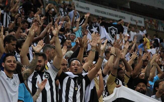 Auxiliar do Botafogo elogia festa em Brasília após vitória: 'Nossa torcida é a mais apaixonada'
